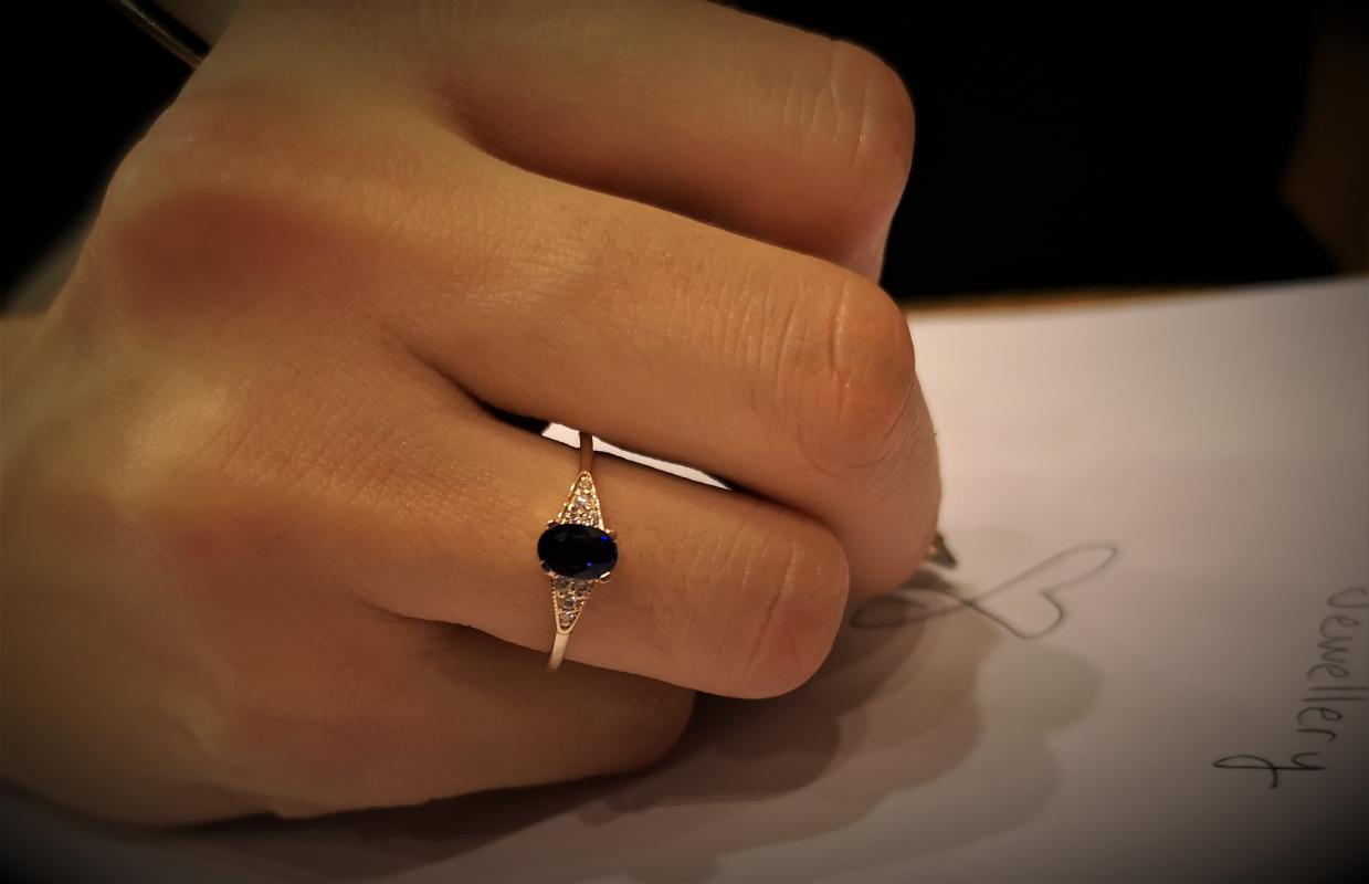 Pétite- Diamond and Sapphire Vintage Ring