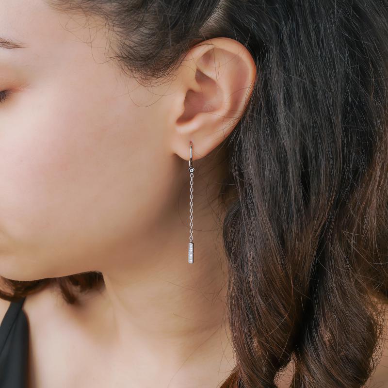 Swing- Line Diamond Earring