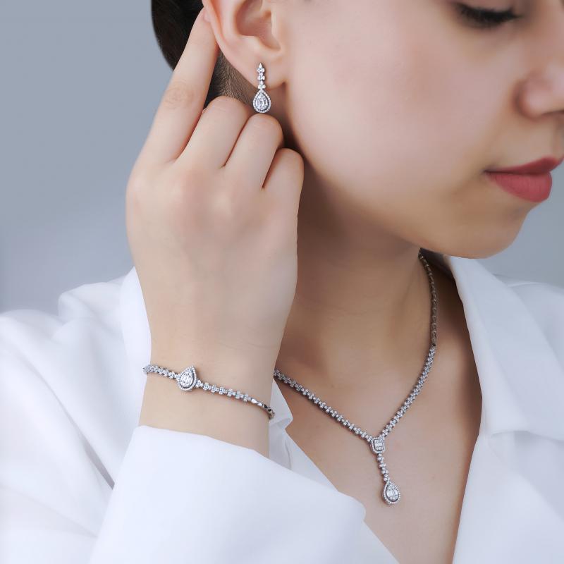Queen- Pear Shaped Diamond Earrings