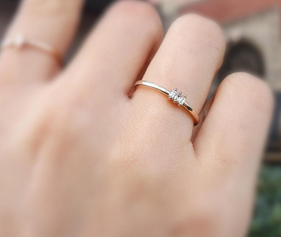 Pétite- Minimalist Engagement Ring