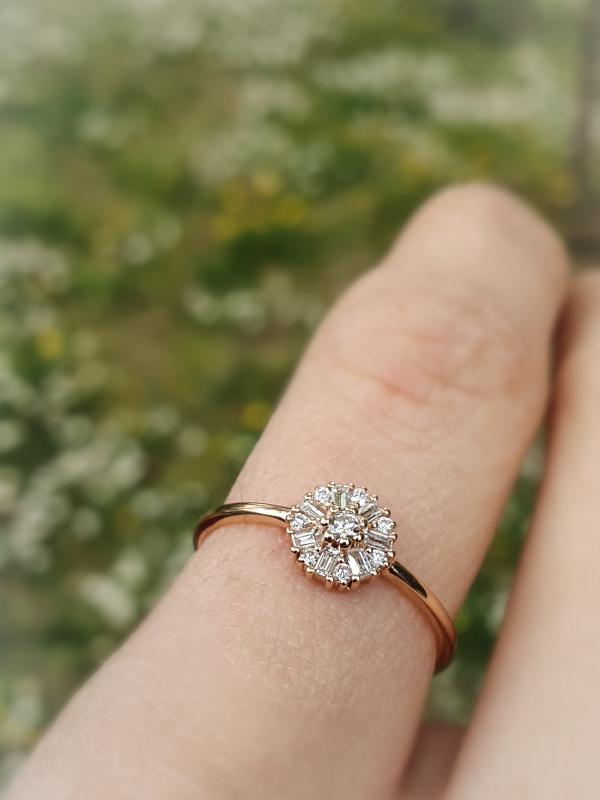 Pétite- Minimalist  Diamond Ring